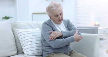 Evde dirsek ağrısı çeken yaşlı bir kadın var. Romatizma belirtileri