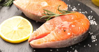 Baharatlar somon filetosunun üzerine dökülüyor.