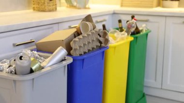 Mutfaktaki çöp kutularında çöp, kamera ilerliyor. Atık sıralama