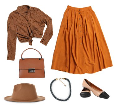 Beyaz arka planda şık kıyafetler, ayakkabılar ve aksesuarlar. Kadınlar için modaya uygun bir görünüş.