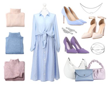 Beyaz arka planda şık kıyafetler, ayakkabılar ve aksesuarlar. Kadınlar için modaya uygun bir görünüş.