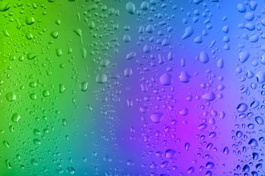 Su damlalı cam yüzey, yakın görüş.