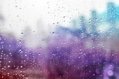 Su damlalı cam yüzey, yakın görüş.