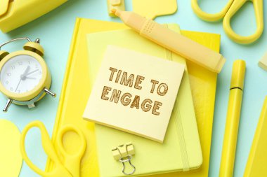 Metin Zamanı ile kağıt not Açık mavi arkaplan üzerinde kırtasiye ve bağlanma