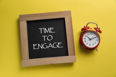 Sarı arkaplandaki alarmı çalıştırmak ve çalıştırmak için metin zamanı olan küçük yazı tahtası, üst görünüm