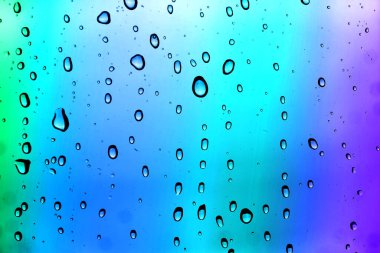 Su damlalı cam yüzey, yakın görüş.