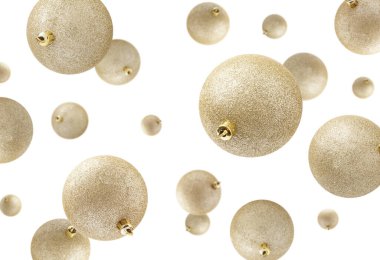 Noel topları beyaz arka planda havada uçuşuyor. Şenlikli süsler