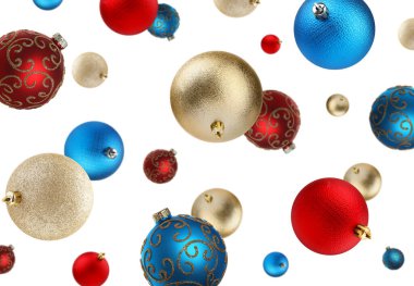 Noel topları beyaz arka planda havada uçuşuyor. Şenlikli süsler