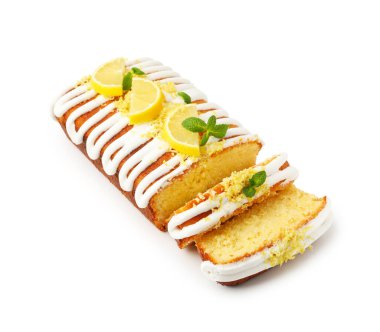 Lezzetli limonlu pasta, taze meyve dilimleri ve beyaz üzerine izole edilmiş nane şekeri.