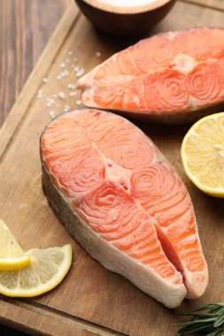 Limonlu ve baharatlı somon filetosu, yakın plan.