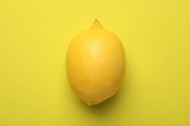 Sarı arka planda taze limon, üst manzara.