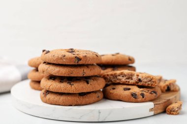 Çikolata parçacıklı kurabiyeler ışık masasında, yakın plan.