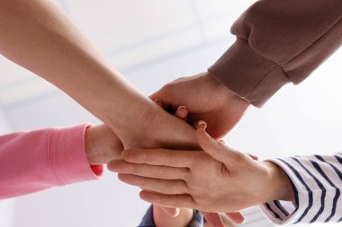 Ev içinde el ele tutuşan insanlar, düşük açı manzaralı. Takım oluşturma