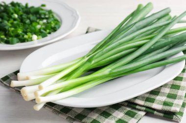 Taze taze taze soğanlar beyaz ahşap masada, yakın plan.