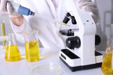 Laboratuvarda motor yağı kalitesini kontrol eden bilim adamı, yakın plan.