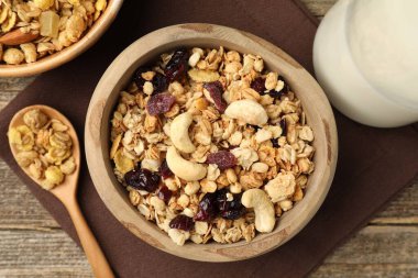 Kurutulmuş meyve, fındık ve süt ile ahşap masa, düz yatıyordu.