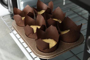 Kek yapıyorum. Fırında hamurlu kek tepsisi, yakın plan.