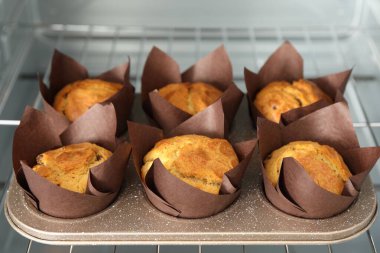 Lezzetli kekler fırında pişiyor, yakından görülüyor.