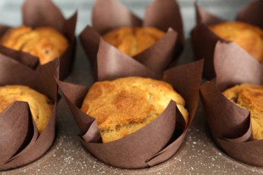 Kek tepsisindeki lezzetli çörekler, yakın çekim manzarası.