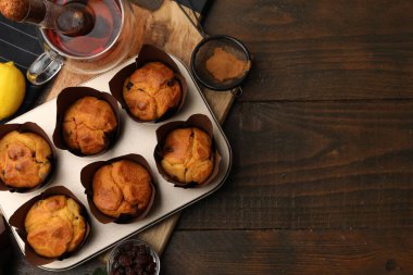 Kuru üzümlü lezzetli kekler, ahşap masada çay ve limon, düz yatak. Metin için boşluk