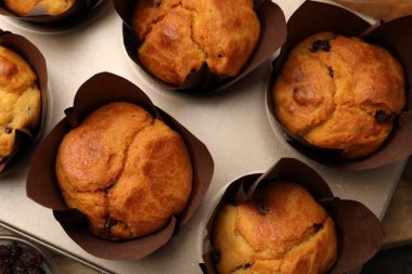 Kek tepsisinde kuru üzümlü leziz kekler, en üstte.