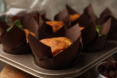 Kuru üzümlü çörekler ve çay, yakın plan.