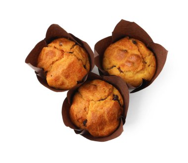 Kuru üzümlü lezzetli çörekler beyaz, üstten görünüyor.