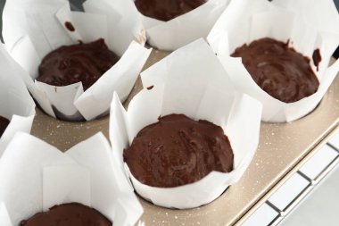 Lezzetli çikolatalı kekler fırında pişiyor, yakın plan.