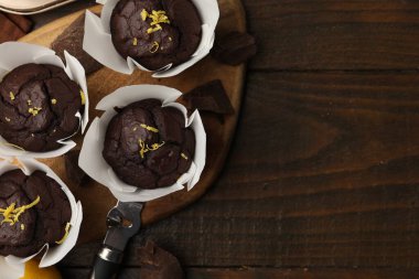 Lezzetli çikolatalı kekler, limon aromalı ve ahşap masa soyuculu, düz bir yatak. Metin için boşluk