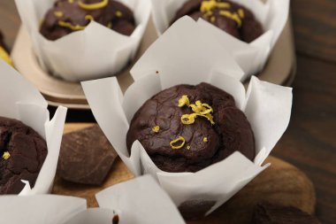 Tahta masada limon aromalı lezzetli çikolatalı kekler, yakın plan.