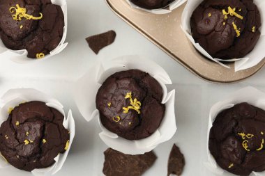 Beyaz fayanslı masada limon aromalı lezzetli çikolatalı kekler.