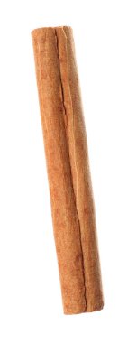 Bir kuru tarçın çubuğu beyaza izole edilmiş.