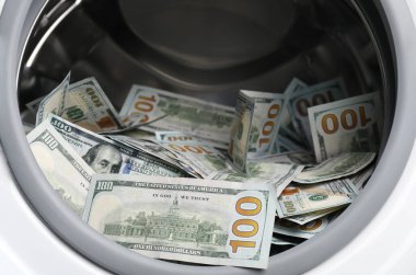 Çamaşır makinesinde bir sürü para, yakın plan.
