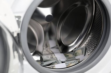 Çamaşır makinesinde bir sürü para, yakın plan.