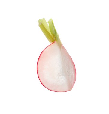 Bir parça taze turp beyaza izole edilmiş.