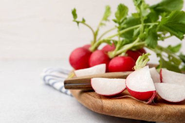 Açık gri masada taze taze turplar, yakın plan. Metin için boşluk