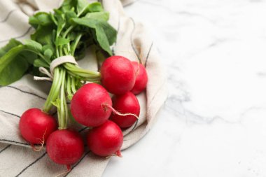 Yeşil yapraklı taze turplar ve beyaz mermer masaya peçete, yakın plan. Metin için boşluk