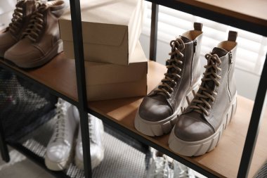 Mağazada farklı ayakkabı depoları var, yakın plan.