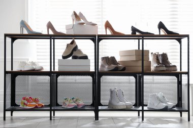 Mağazada farklı ayakkabılar olan ayakkabı deposu