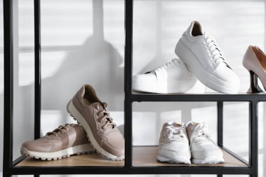 Mağazada farklı ayakkabı depoları var, yakın plan.