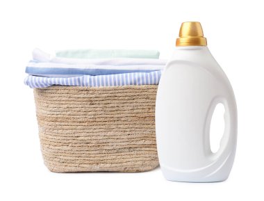 Çamaşır sepetinin içinde giysiler ve beyaza izole edilmiş bir şişe deterjan.