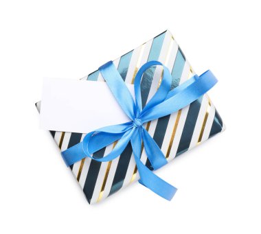 Beyaz arka planda boş kartı olan güzel paketlenmiş hediye, üst görünüm