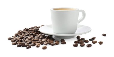 Beyaz üzerine izole edilmiş bir fincan aromatik kahve ve kızarmış fasulye.