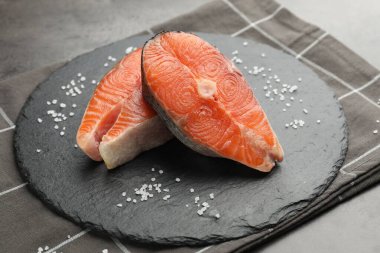 Somon fileto parçaları. Masada tuz var. Yakın plan.