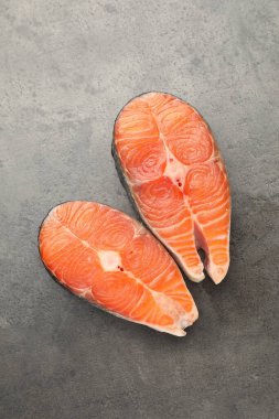 Somon fileto parçaları gri desenli masa, düz yatıyordu.