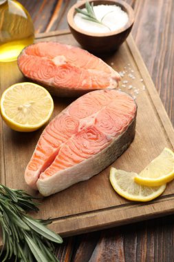 Baharatlı, limonlu ve yağlı somon filetosu, ahşap masa, yakın plan.