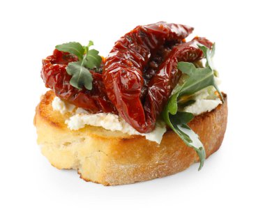 Krem peynirli nefis bruschetta, güneşte kurutulmuş domates ve beyaz üzerine izole edilmiş roka.