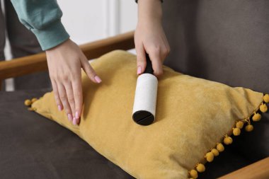 Kadın temizleme yastığı evde pamuklu rulo ile, yakın çekim