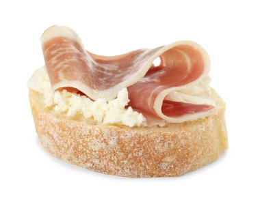 Krem peynirli nefis bruschetta ve beyaz üzerine izole edilmiş jambon.