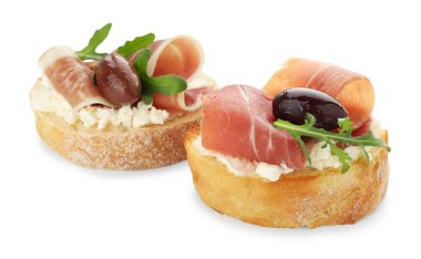 Krem peynirli nefis bruschettalar, prosciutto, marine edilmiş siyah zeytin ve beyaz üzerine izole edilmiş roka.